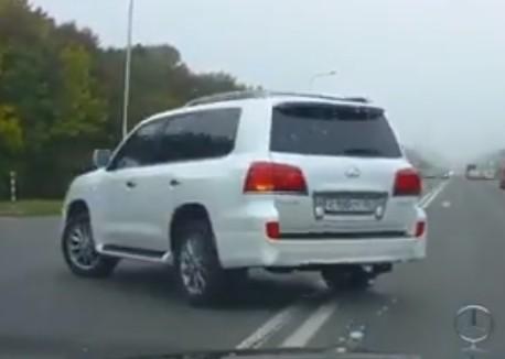 «Автохамом» на дорогом внедорожнике заинтересовались сотрудники полиции в Пятигорске. Видео